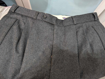 Incroyable costume croisé gris en flanelle lourde