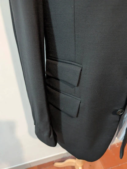 Klassischer schwarzer Anzug aus kalter Wolle