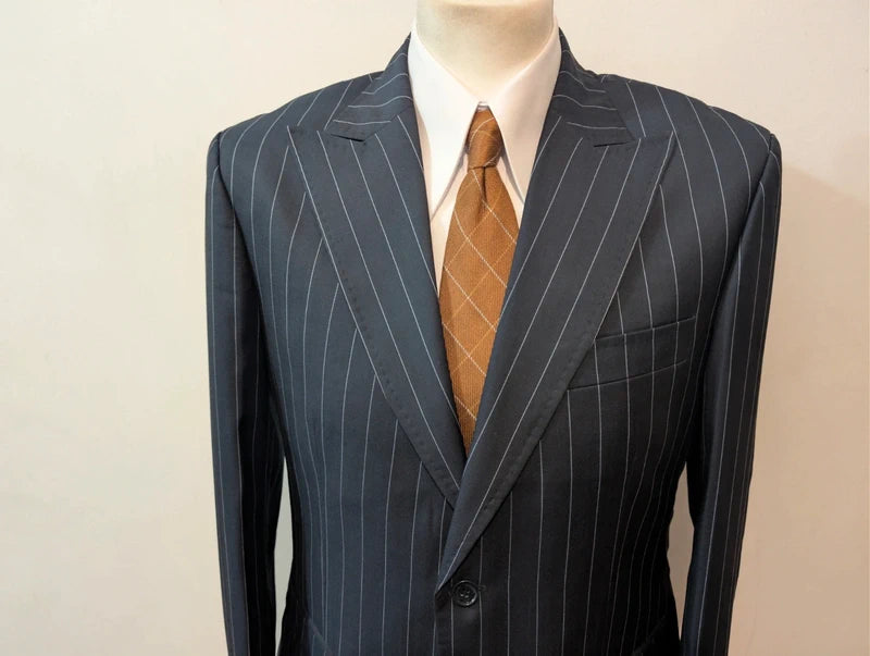 Geheimnisvolles Nadelstreifenkostüm aus Wolle