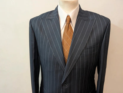 Geheimnisvolles Nadelstreifenkostüm aus Wolle