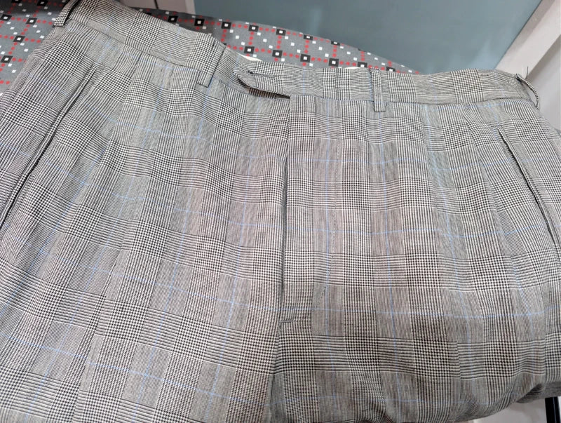 Eleganter grauer Prince-of-Wales-Anzug