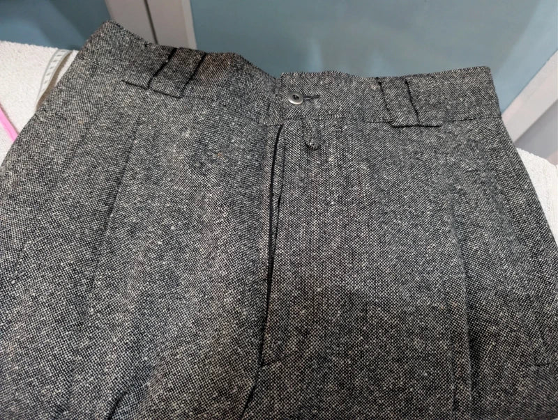 Hervorragender grauer Tweedanzug