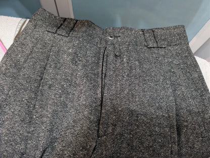 Hervorragender grauer Tweedanzug