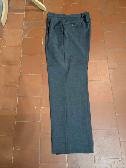 Eleganter dreiteiliger grauer Wollanzug