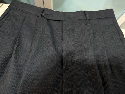 Majestueux costume croisé de couleur bleu marine en laine