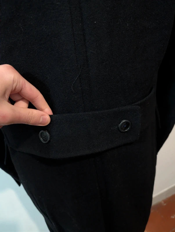 Schöner schwarzer Polomantel