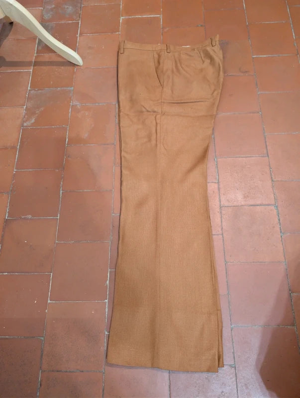 Unglaubliches rostbraunes Kostüm