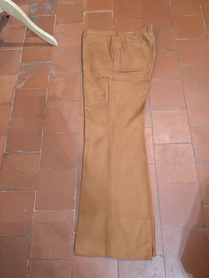 Unglaubliches rostbraunes Kostüm