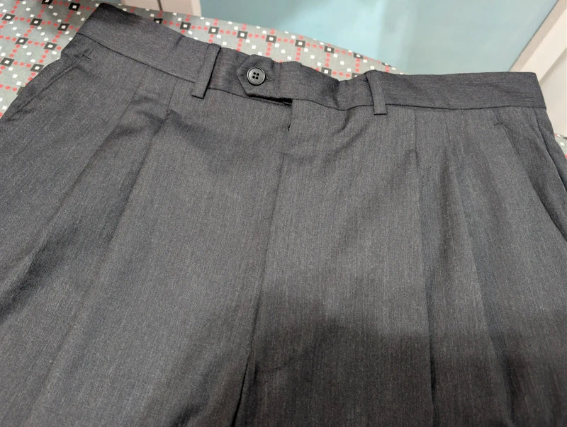Élégant costume croisé gris en laine