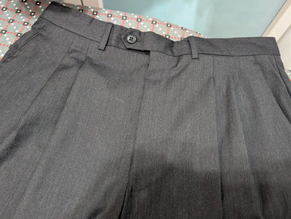 Élégant costume croisé gris en laine