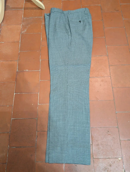 Gentil costume gris en pied de poule