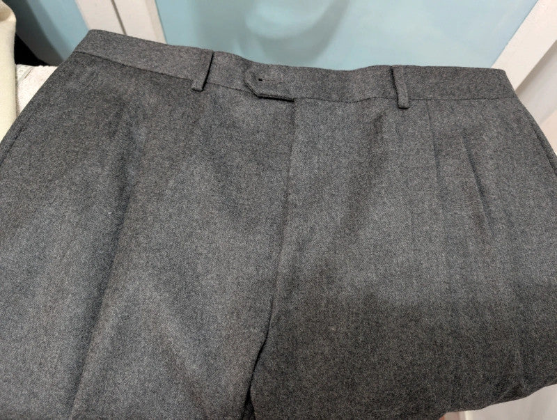 Élégant costume gris en flanelle lourde