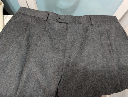 Élégant costume gris en flanelle lourde