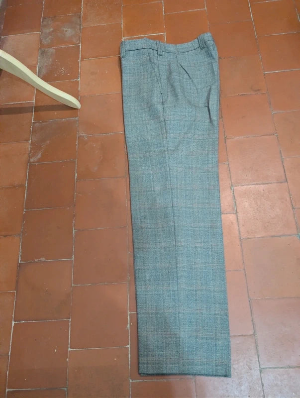 Eleganter brauner Wollanzug mit Karomuster