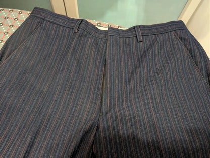 Prächtiger Nadelstreifenanzug aus Wolle