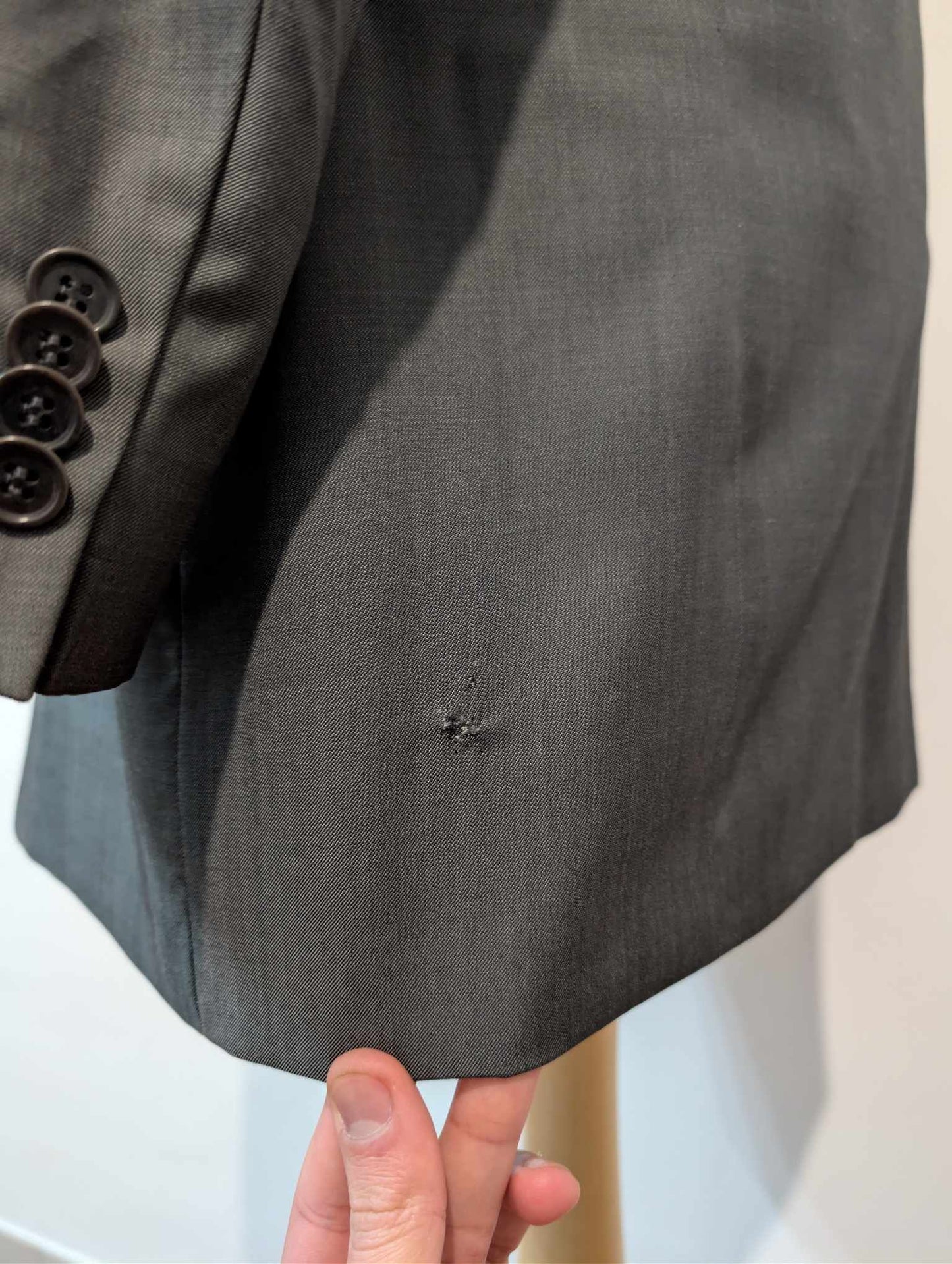 Triste costume gris en laine légère