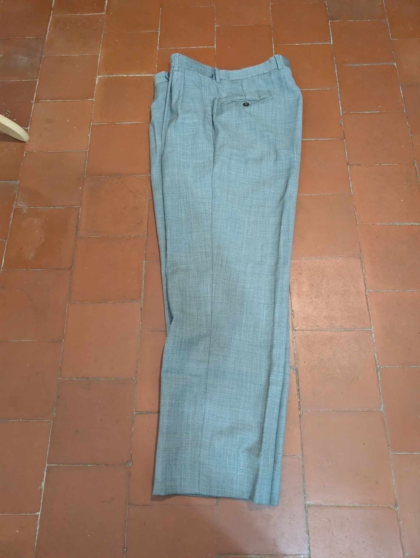 Gentil costume gris à motif pied de poule