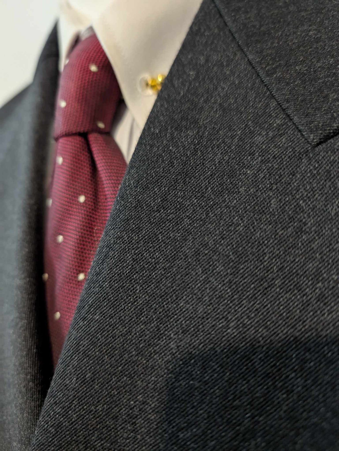 Majestueux costume croisé de couleurs gris en laine