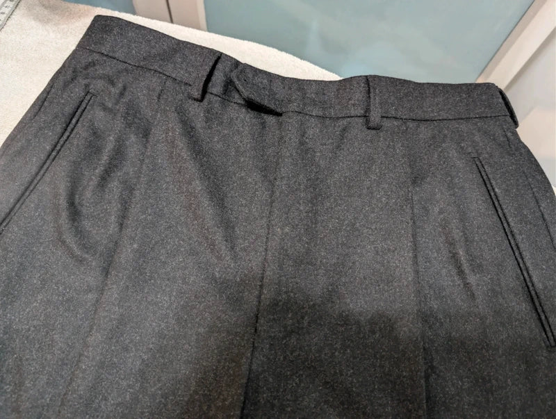 Entzückendes Kostüm aus schwerem grauen Flanell