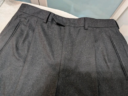 Entzückendes Kostüm aus schwerem grauen Flanell