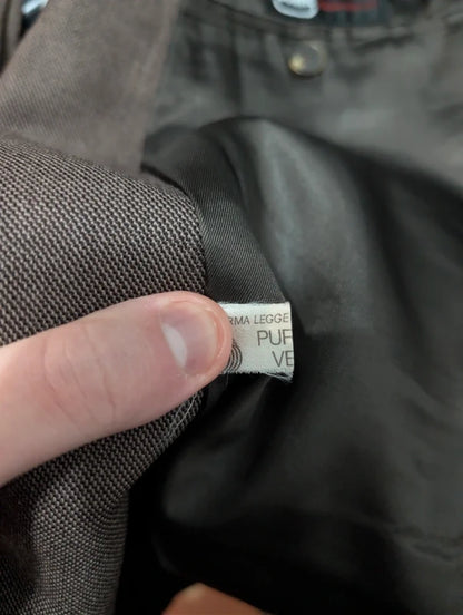 Schöner brauner Wollanzug