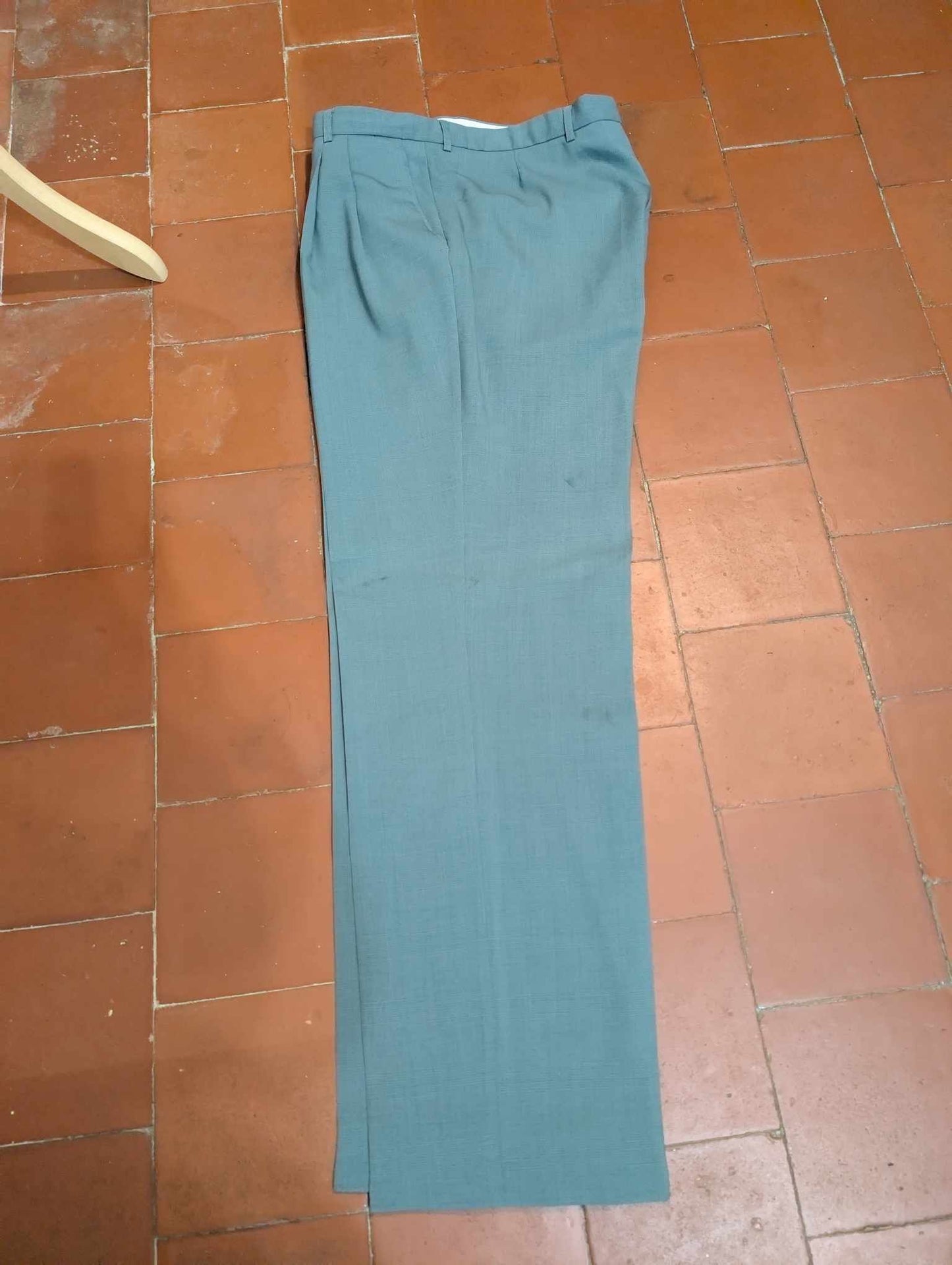 Élégant costume croisé de couleurs gris bleu en laine