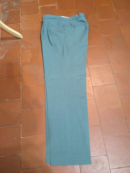 Élégant costume croisé de couleurs gris bleu en laine