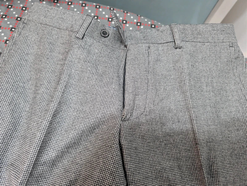 Atemberaubender dreiteiliger grauer Hahnentrittanzug