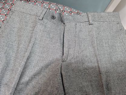 Atemberaubender dreiteiliger grauer Hahnentrittanzug