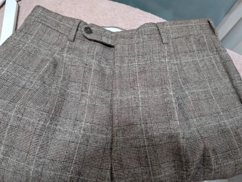 Ausgezeichneter brauner Flanellanzug