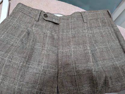 Ausgezeichneter brauner Flanellanzug