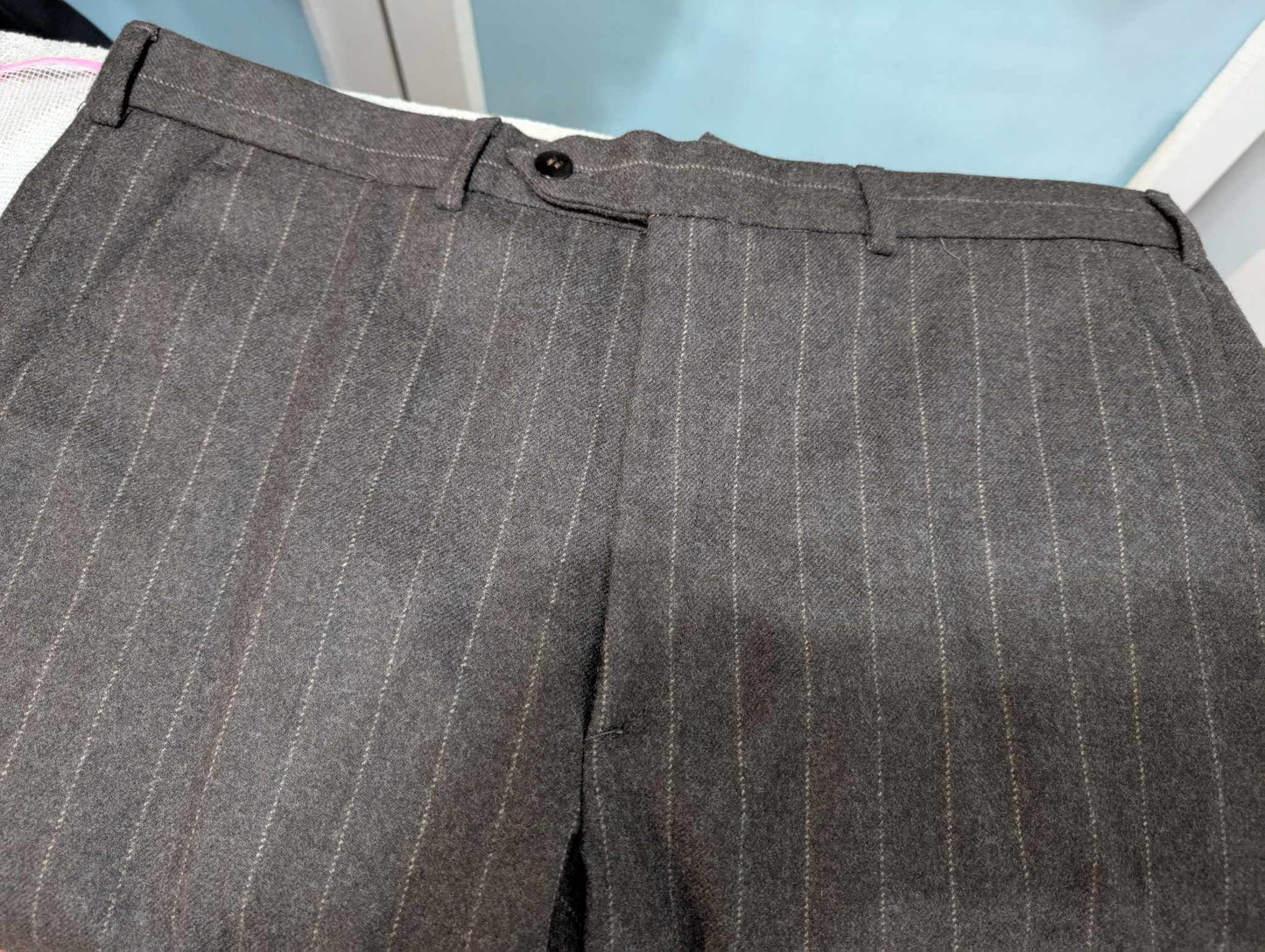 Élégant costume chalkstripe marron en flanelle