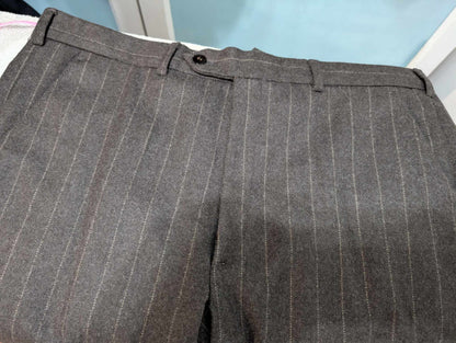 Élégant costume chalkstripe marron en flanelle