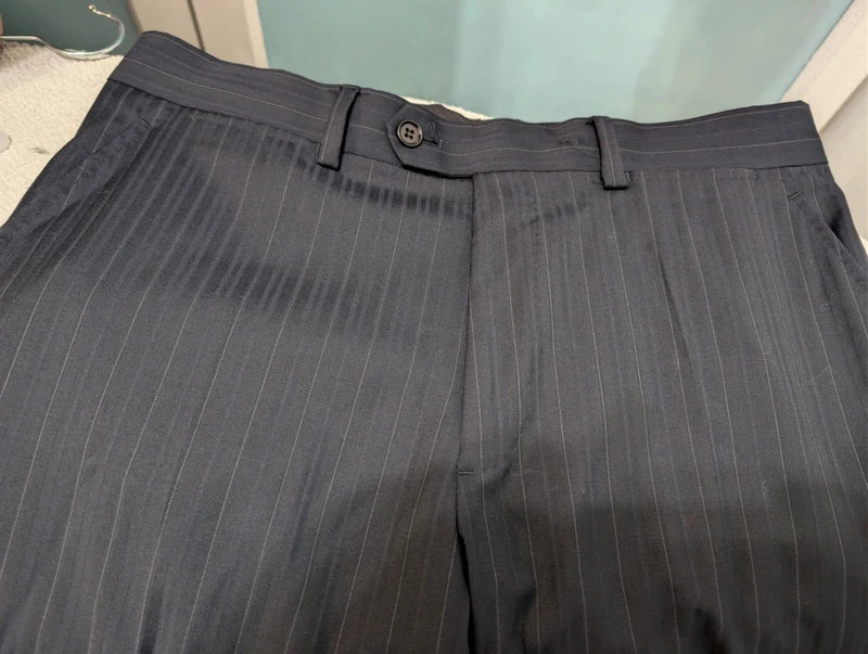 Schöner Nadelstreifenanzug aus Wolle