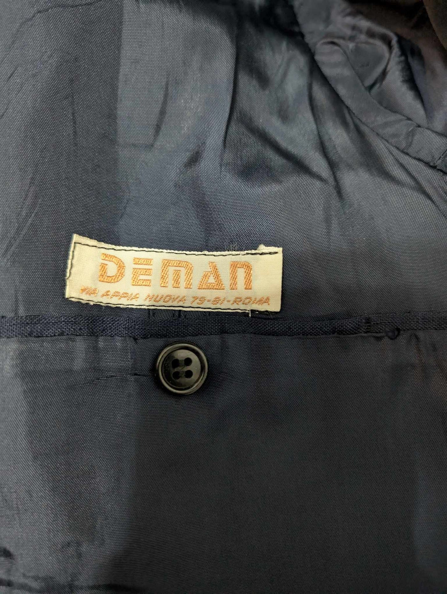 Notable costume croisé de couleur bleu marine en soie