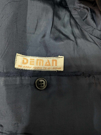 Notable costume croisé de couleur bleu marine en soie