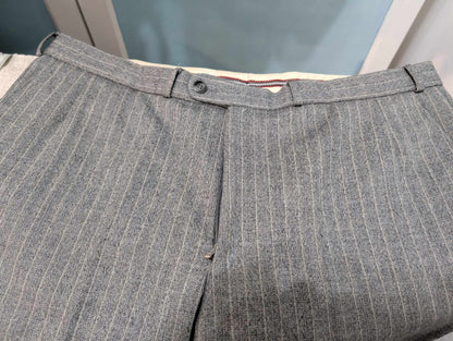 Gentille costume pinstripe en tweed