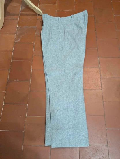 Hellgrauer, dreiteiliger Anzug aus schwerem Flanell