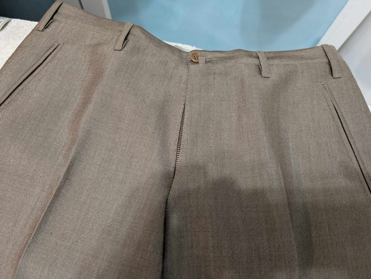 Gentil costume de couleur marron en laine