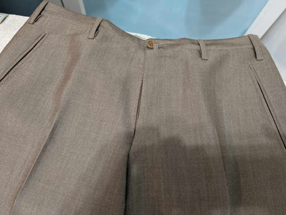 Gentil costume de couleur marron en laine