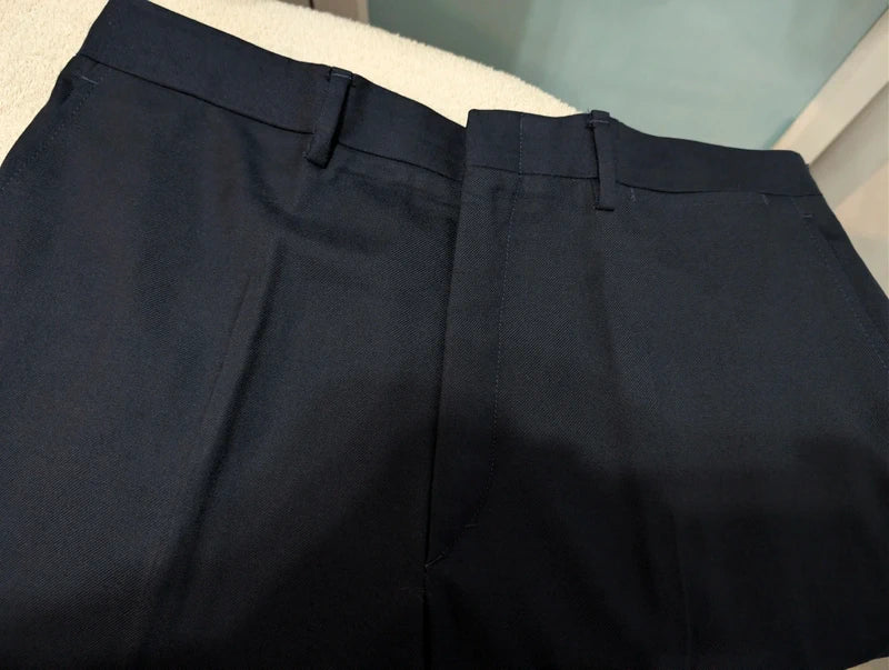 Unglaublicher dreiteiliger marineblauer Anzug