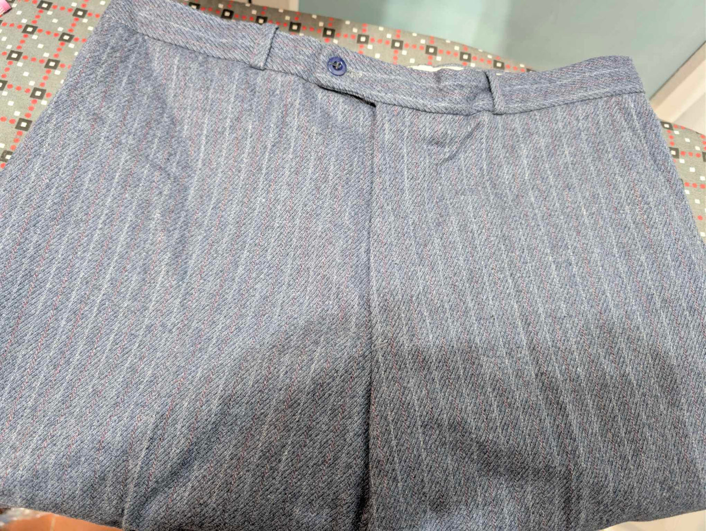 Furchterregender dreiteiliger Nadelstreifenanzug aus schwerem Flanell