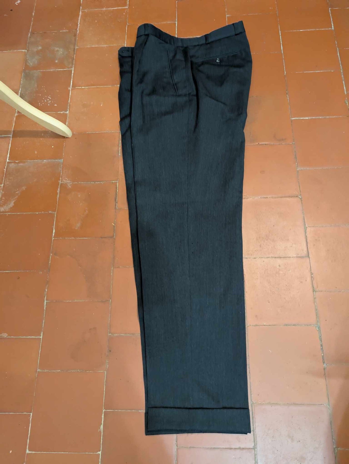 Costume croisé de couleur gris anthracite en laine