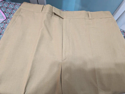 Toller beigefarbener Anzug aus kühler Wolle