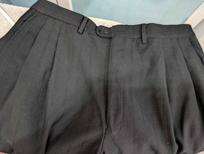 Sombre costume croisé noir en laine