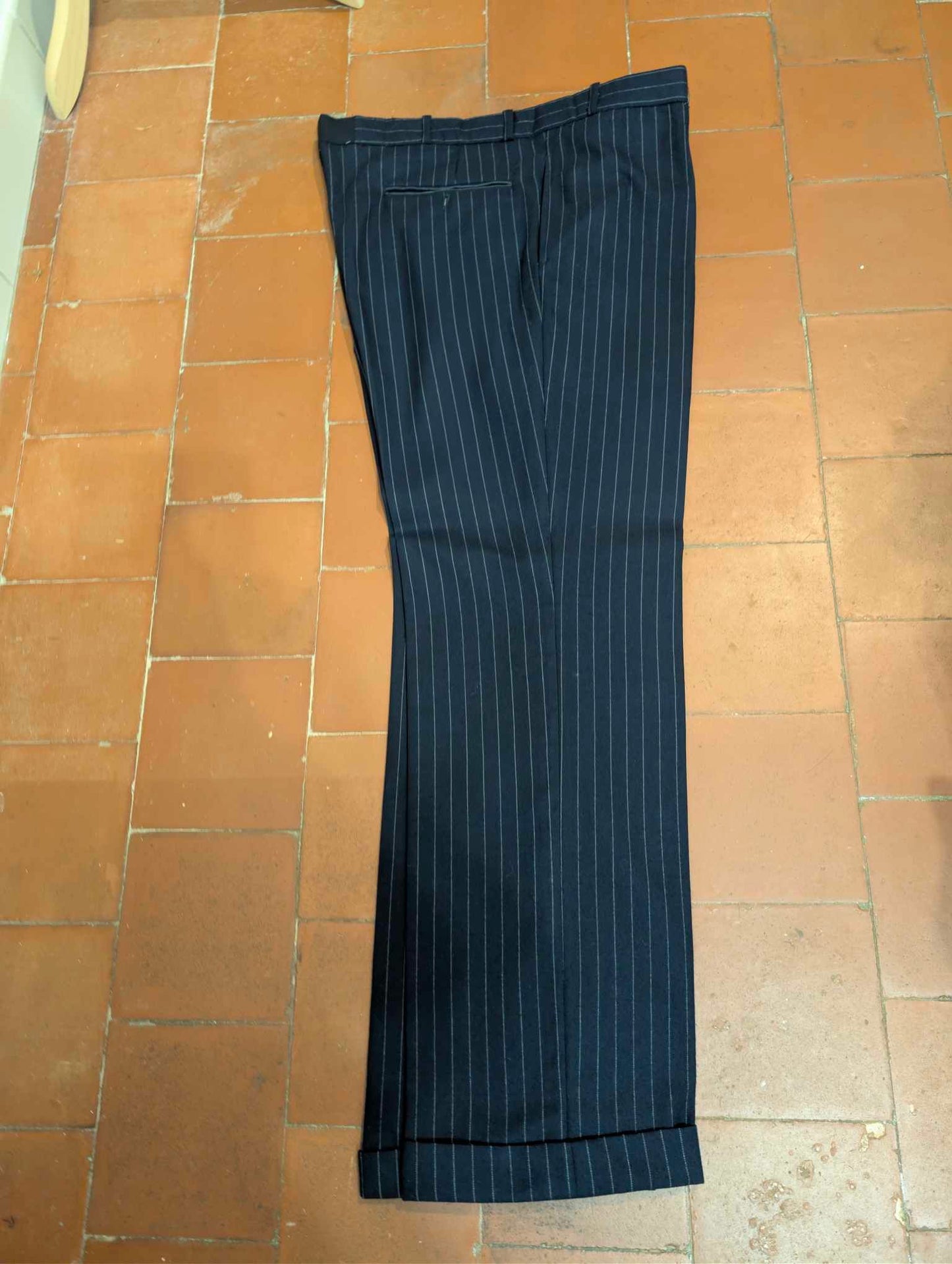 Legendärer dreiteiliger, doppelreihiger Flanellanzug mit Nadelstreifen.