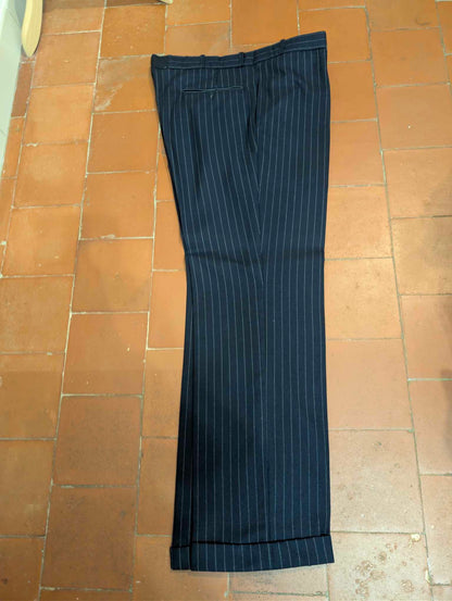 Legendärer dreiteiliger, doppelreihiger Flanellanzug mit Nadelstreifen.