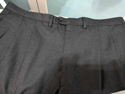 Sombre costume croisé gris en flanelle de laine