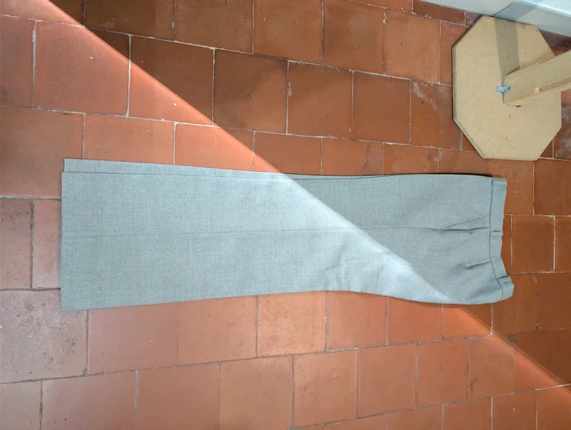 Eleganter Anzug aus schwerer beiger Flanell