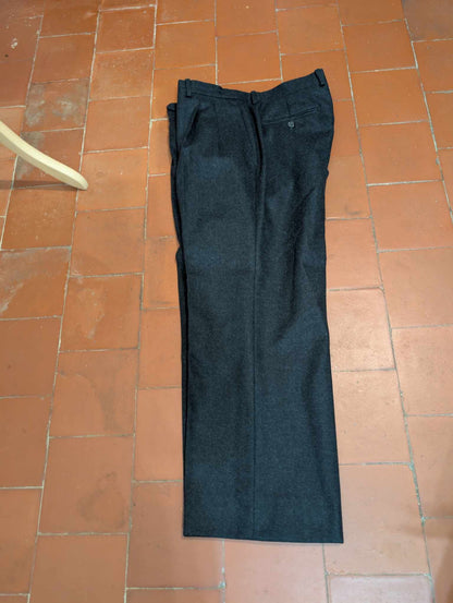 Mignon costume de couleur gris anthracite en flanelle